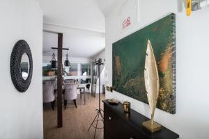 ein Wohnzimmer mit einem großen Gemälde an der Wand in der Unterkunft Note Luxury Apartments in Zagreb