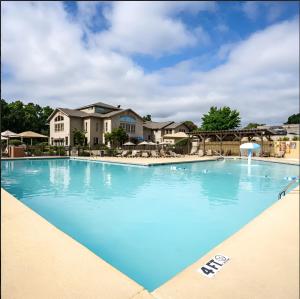 ブランソンにあるRoyale Relaxation at Pointe Royaleの家を背景にした青い大型スイミングプール