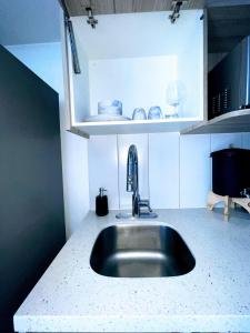 a kitchen counter with a sink in a kitchen at Apartamento comodo cerca del aeropuerto in Estación Pamplona