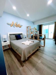 a bedroom with a bed with butterflies on the wall at Apartamento comodo cerca del aeropuerto in Estación Pamplona