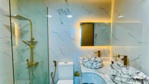 Ένα μπάνιο στο Cozy Apartment in Seef