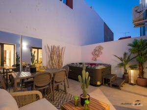 a living room with a bed and a table and chairs at FLAMINGOS & SPA JACUZZi in San Pedro del Pinatar