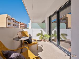 a balcony with a table and chairs on a building at FLAMINGOS & SPA JACUZZi in San Pedro del Pinatar