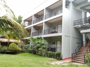ein Apartmenthaus mit Treppen und einem Hof in der Unterkunft Suki Beach Resort "3-3" Family Aircon Room in Sorsogon
