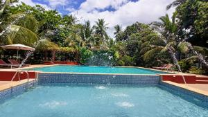 ein großes Schwimmbad mit Springbrunnen in der Unterkunft Suki Beach Resort "3-3" Family Aircon Room in Sorsogon + 20 Fotos