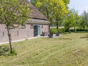 O grădină în afara Authentic apartment near Schagen +8 fotografii