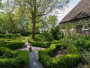 O grădină în afara Authentic apartment near Schagen