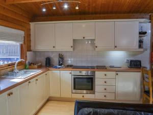 Kuchyň nebo kuchyňský kout v ubytování Larch Lodge - Uk37187