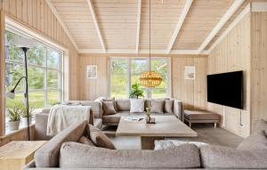 Μια τηλεόραση ή/και κέντρο ψυχαγωγίας στο Holiday Home Sæby 2