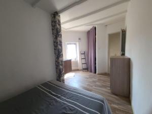 Ένα ή περισσότερα κρεβάτια σε δωμάτιο στο Charming village house in Pelissanne