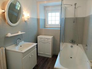 Koupelna v ubytování House in Brittany near Sandy Beaches + 19 fotografií