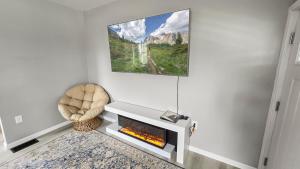 TV a/nebo společenská místnost v ubytování Private House - Sleeps 8 - 13 Min to Downtown STL