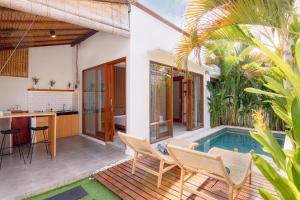 una villa y un patio al aire libre con piscina en Kiki Village Private Villas, en Canggu