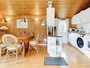 Η κουζίνα ή μικρή κουζίνα στο 8 person holiday home in Dannemare +39 φωτογραφίες