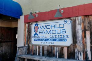 een bord voor de wereldberoemde coaxiale keuken op een gebouw bij Surfer Beach Hotel in San Diego +22 foto's