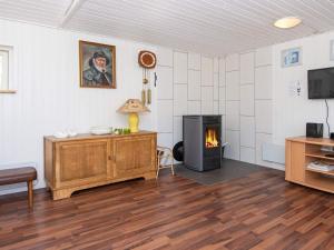 Μια τηλεόραση ή/και κέντρο ψυχαγωγίας στο 8 person holiday home in Ørsted-By Traum