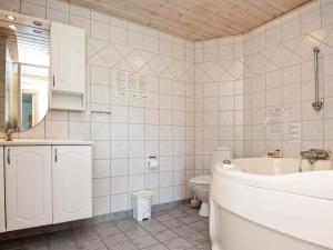 Ένα μπάνιο στο 12 person holiday home in Nordborg-By Traum +47 φωτογραφίες