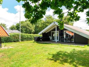 een huis met een grote tuin ervoor bij Secluded Harbor Cottage-By Traum in Hemmet