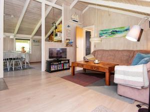 een woonkamer met een bank en een tafel bij Secluded Harbor Cottage-By Traum in Hemmet