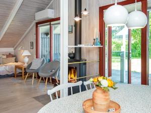 een woonkamer met open haard in een huis bij Secluded Harbor Cottage-By Traum in Hemmet +34 foto's