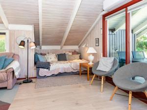 een slaapkamer met een bed, een tafel en stoelen bij Secluded Harbor Cottage-By Traum in Hemmet