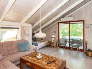 een woonkamer met een bank en een tafel bij Secluded Harbor Cottage-By Traum in Hemmet