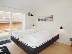 una cama en una habitación con una ventana grande en 8 person holiday home in Hemmet-By Traum, en Hemmet