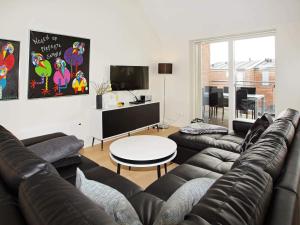 una sala de estar con un sofá y una mesa en 8 person holiday home in Hemmet-By Traum, en Hemmet