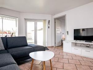 Μια τηλεόραση ή/και κέντρο ψυχαγωγίας στο 6 person holiday home in Humble-By Traum