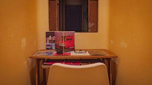 Un escritorio en una habitación con una mesa y una silla. en céntrico guadalajara, en Guadalajara