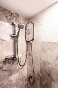 una ducha en un baño con ducha en The Signature Suite, en Ban Mai Salae