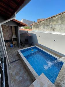 a swimming pool on the side of a building at Casa de praia com piscina, churrasqueira, com 2 vagas de garagem in Mongaguá +2 photos
