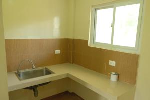 eine Küche mit Spüle und Fenster in der Unterkunft Suki Beach Resort "3-1" Standard Aircon Room in Sorsogon + 31 Fotos
