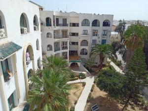 una vista aérea de un complejo de apartamentos con palmeras en Hammam sousse, en Hammam Sousse