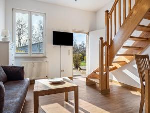 BuchholzReihenhaus mit WLAN in Buchholz am Müritzsee的带沙发和楼梯的客厅
