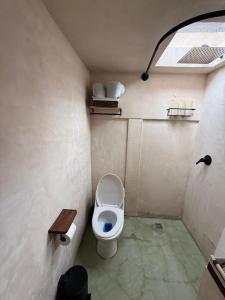 a small bathroom with a toilet in a room at Casita de pueblo, Cercana a los Volcanes in Tlalmanalco de Velázquez
