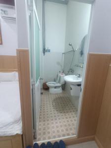 a bathroom with a toilet and a sink at Khách Sạn Sơn Duyên in Ấp Thiện Lập