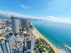 una vista aerea di una spiaggia e dell'oceano di Gold Ocean Apartment Nha Trang a Nha Trang