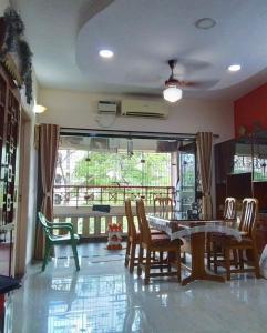 Χώρος καθιστικού στο Cozy 3BHK - Heart of Vadapalani in Gated Community