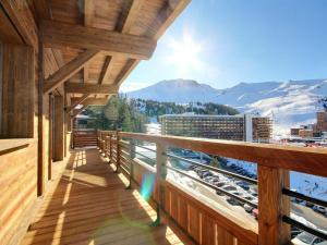 balcón con vistas a una montaña nevada en Chalet neuf à La Plagne avec parking et sauna - FR-1-455-267, en La Plagne Tarentaise