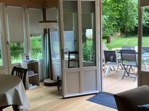 Zimmer mit einer abgeschirmten Veranda mit Glasschiebetüren in der Unterkunft Gîte cosy près de Guérande avec Wi-Fi et terrasse - FR-1-306-1316 in Guérande + 9 Fotos