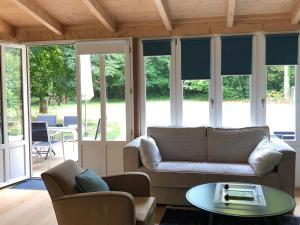 ein Wohnzimmer mit Sofa und Tisch in der Unterkunft Gîte cosy près de Guérande avec Wi-Fi et terrasse - FR-1-306-1316 in Guérande