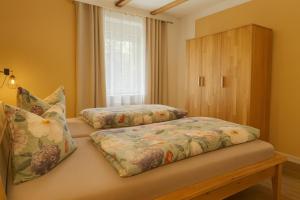 a bedroom with two beds and a window at Dünenlicht 32 in Prerow