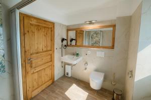 a bathroom with a toilet and a sink at Dünenlicht 32 in Prerow