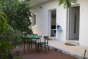 eine Terrasse mit Tisch und Stühlen in einem Hof in der Unterkunft Holiday Home in Brac near Golden Horn Beach in Sumartin
