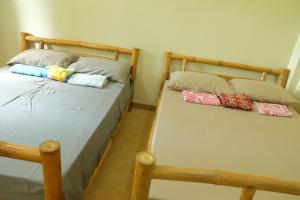 2 Einzelbetten in einem Zimmer mit in der Unterkunft Suki Beach Resort "3-1" Standard Aircon Room in Sorsogon