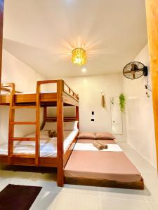 Postel nebo postele na pokoji v ubytování Isla Cuatro Siargao - Starlink