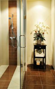 Ένα μπάνιο στο Hillside Country Home Golf and Resort