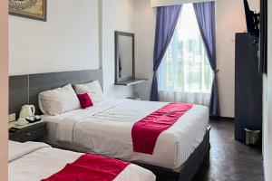 Ένα ή περισσότερα κρεβάτια σε δωμάτιο στο RedDoorz Syariah at HDH Hotel Padang Panjang +23 φωτογραφίες