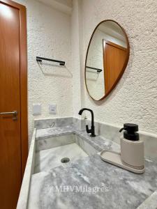 ein Badezimmer mit Waschbecken und Spiegel in der Unterkunft MHV Milagres - Casa Aurora, Refugio a poucos metros da Paradisíaca Praia do Marceneiro in Passo de Camarajibe